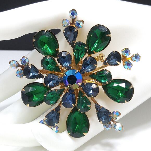 Vintage 1950s Emerald Green Rhinestones Snowflake Brooch - Picture 1 of 10